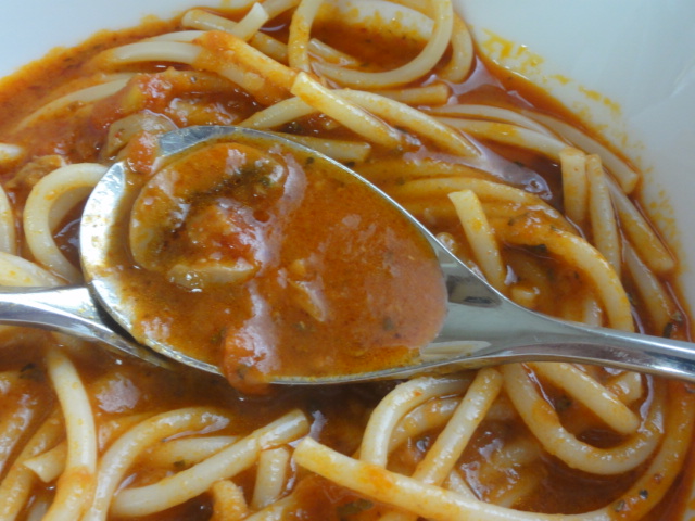 真夜中のスパゲティ(少し辛目のガーリックトマトスープ仕立て冷凍パスタソース)